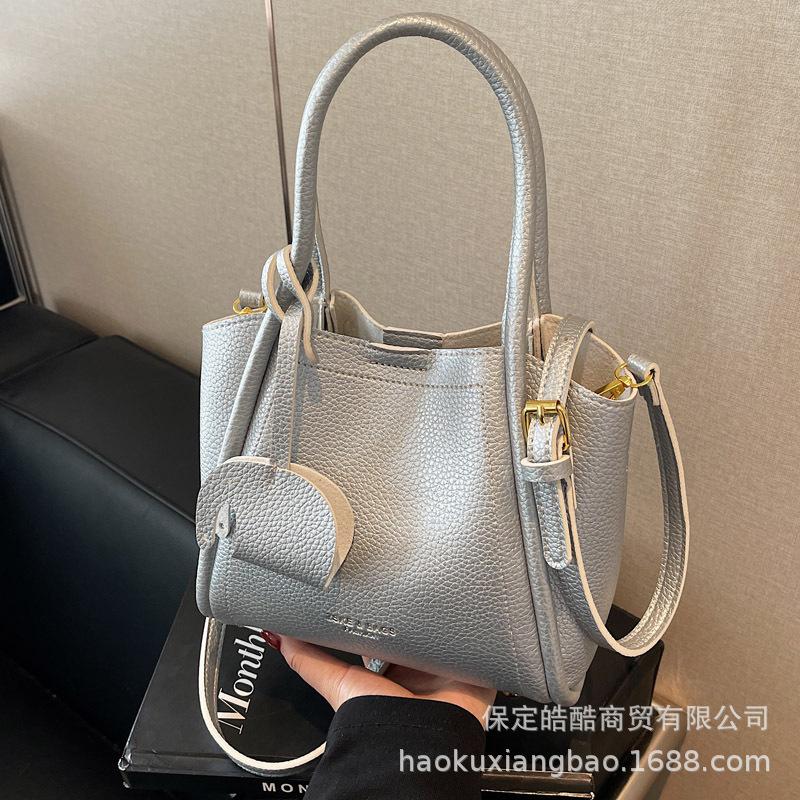 Сумка большой вместимости женская весна-лето универсальная 2025 новая повседневная ретро сумка-мессенджер простая и популярная портативная сумка-ведро