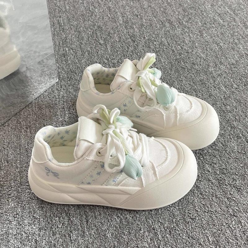 Новый стиль обуви универсален, он включает кроссовки на танкетке с круглым носком и повседневную спортивную обувь на толстой подошве.