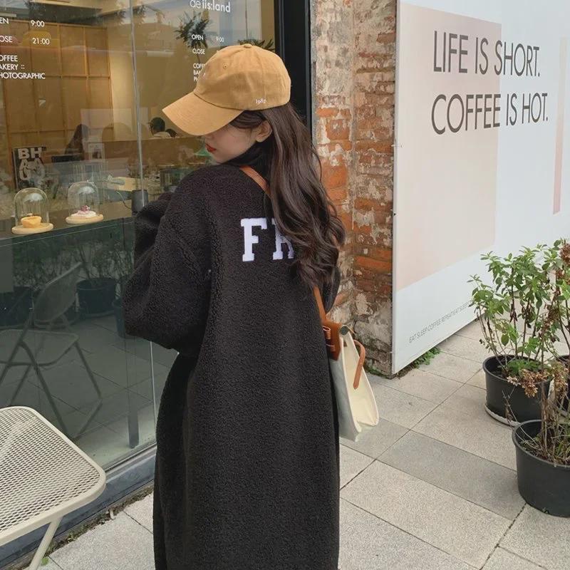 Женское пальто средней длины из овчины с воротником-стойкой — корейский стиль, мода осень/зима 2023 г., свободный кардиган выше колена.