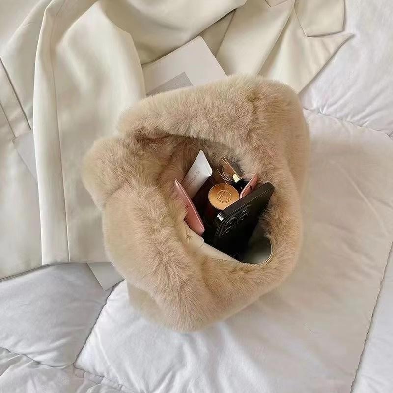 Yogodlns Меховая женская маленькая сумка в форме полумесяца, роскошные теплые плюшевые сумки на запястье для женщин, модный меховой клатч с короткой ручкой, милые женские кошельки для монет