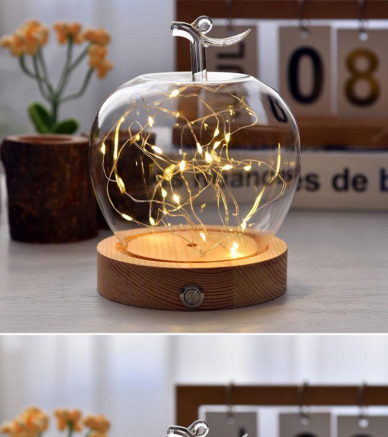 Купол из стекла с изображением вареных яблок и цветов, украшенный глиняной поделкой, для украшения рождественского стола.