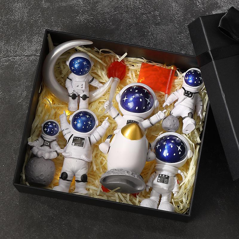 Маленькая смоляная фигурка космонавта - Идеально для домашнего декора, подарка на День святого Валентина или день рождения