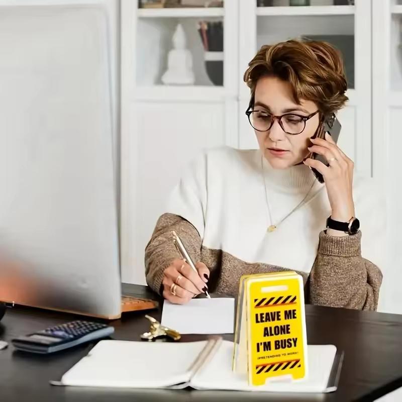 Акриловая настольная табличка «Оставьте меня в покое, я занят» Юмористическая предупреждающая табличка на офисный стол Подарок унисекс для коллег Универсальный декор комнаты