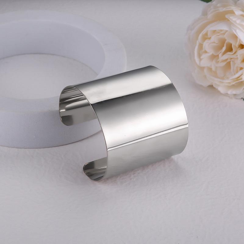 Модный браслет из преувеличенного золотого глянцевого металла - европейский и американский стиль, универсальный широкий ювелирный аксессуар