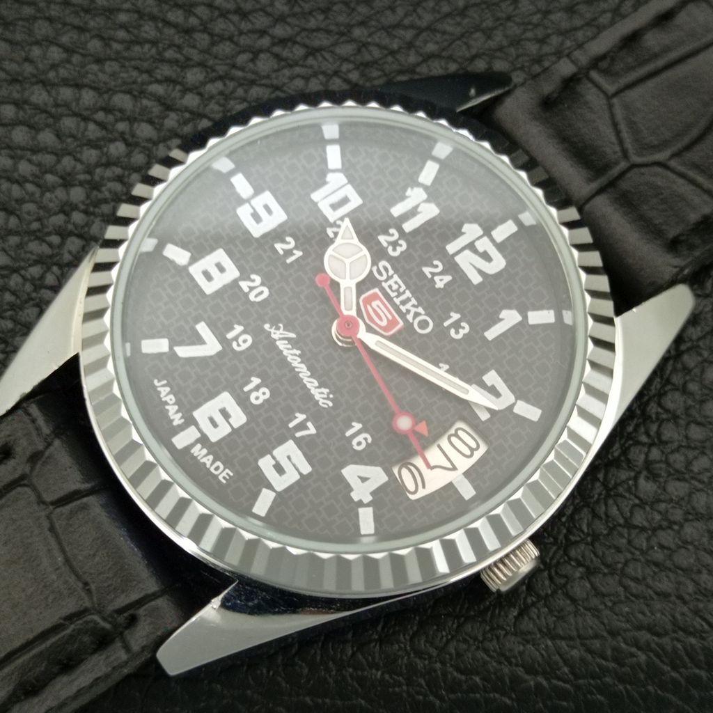ЯПОНСКИЕ ВИНТАЖНЫЕ ОТРЕМОНТИРОВАННЫЕ АВТОМАТИЧЕСКИЕ МУЖСКИЕ ЧАСЫ SEIKO 5 С ЧЕРНЫМ ЦИФЕРБЛАТОМ a443977-1