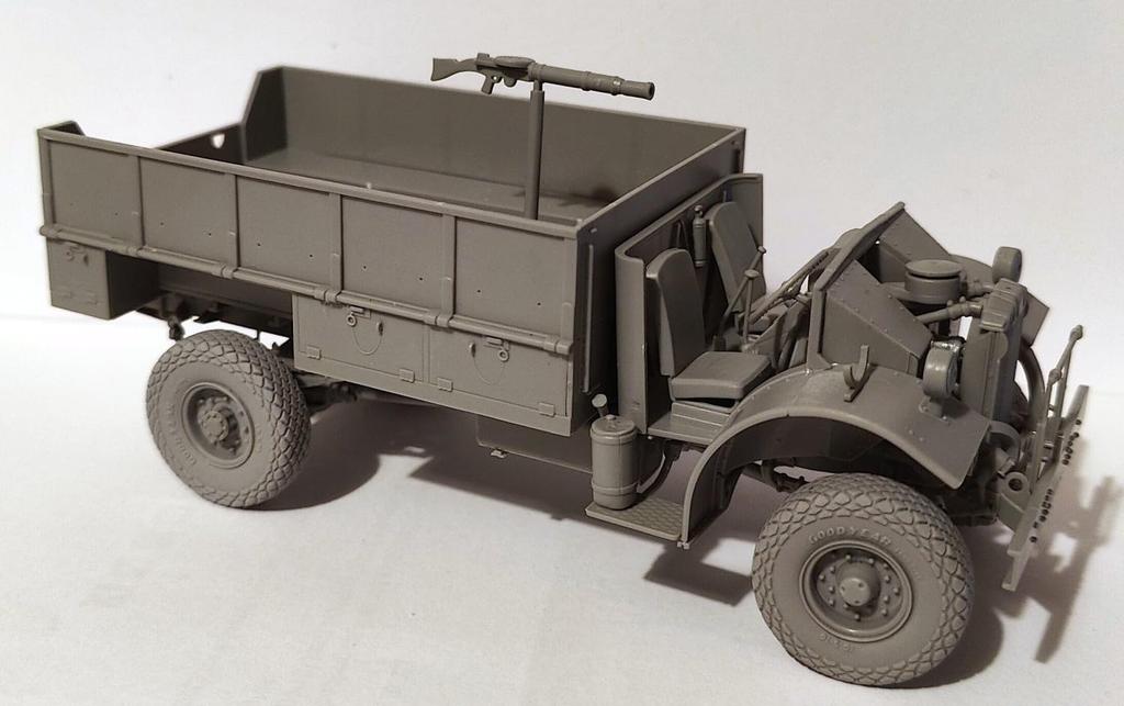 Thunder Model 1/35 British Ford F-30 Truck Long Range Desert Group (LRDG) + 2 Figures (Special Edition) Plastic Model Kit TB35305