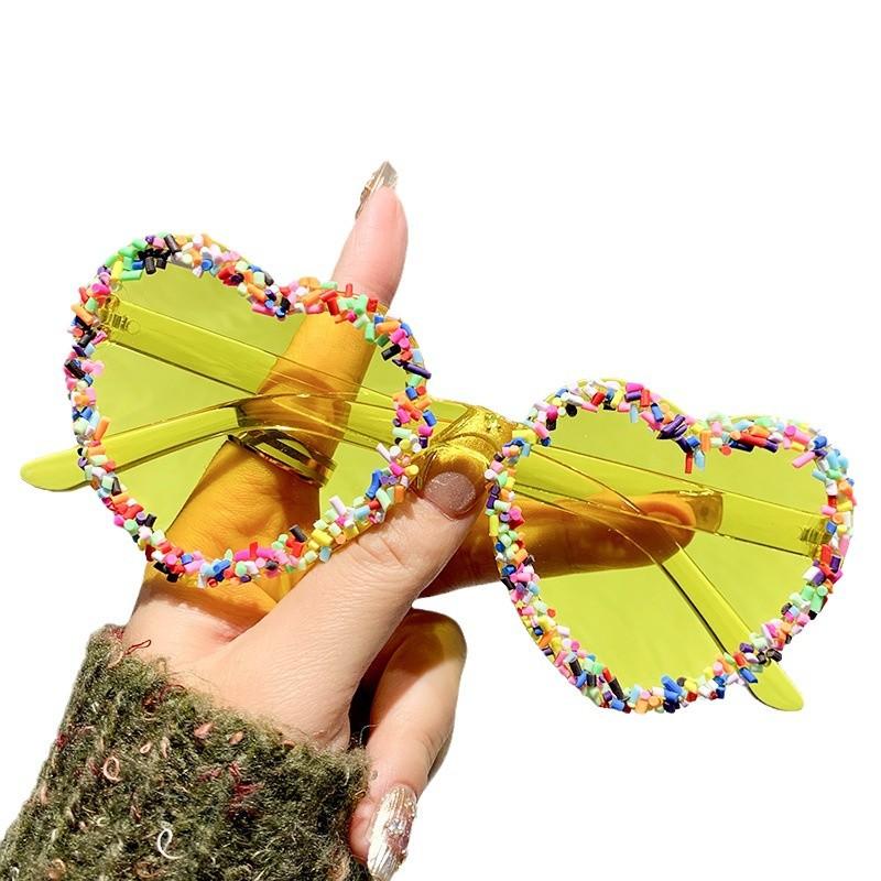 Новые солнцезащитные очки Love Personality Sticker Fashion Peach Heart Women Single Party Trending Beach Sunglasses