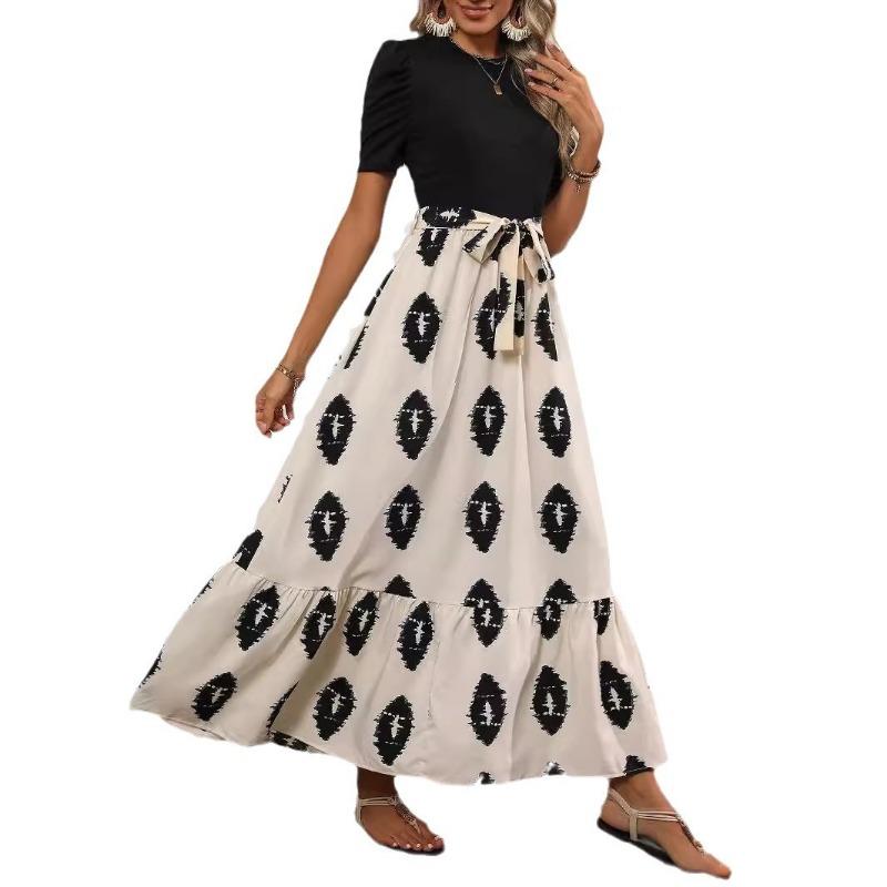 Женское платье с геометрическим принтом, круглым вырезом, рукавами-фонариками и оборкой по низу