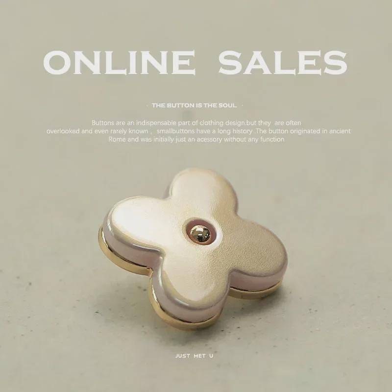 Элегантный вязаный кардиган с двумя пуговицами и узором «Четырехлистный клевер»