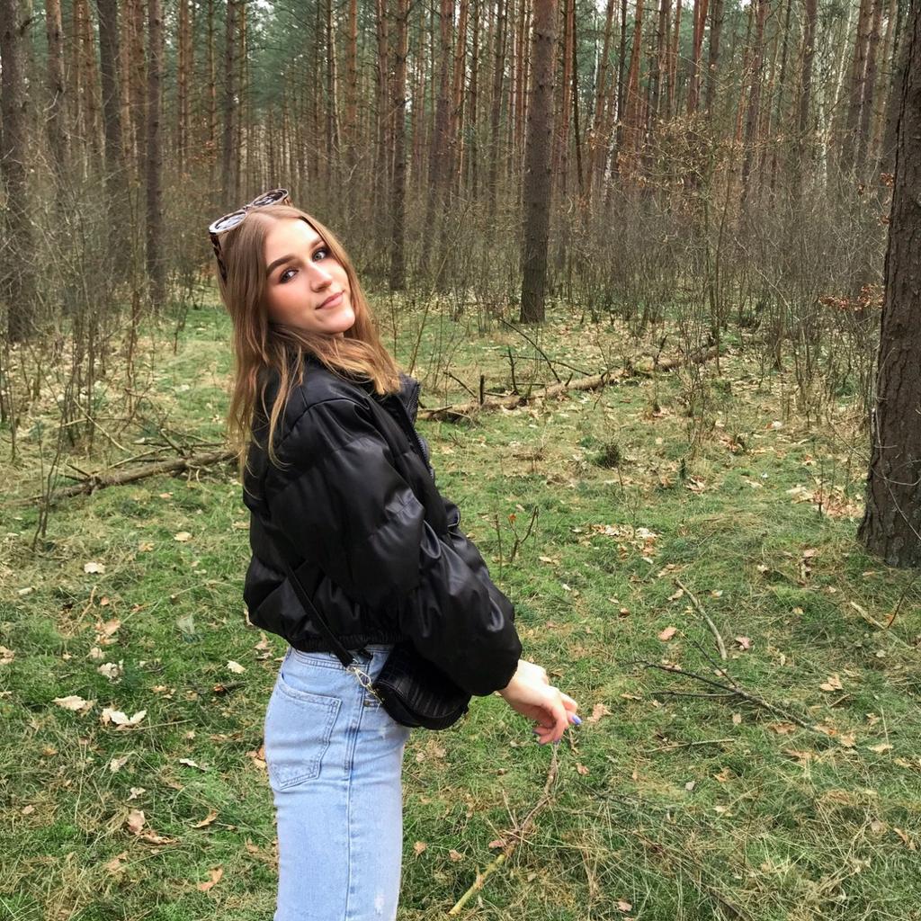 Зимняя кожаная женская короткая хлопковая куртка. Теплая женская модная куртка с воротником-стойкой.