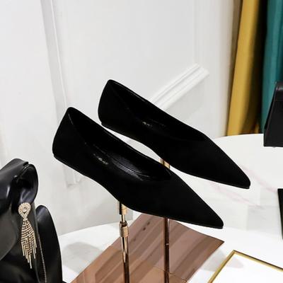 Модная обувь на плоском каблуке для женщин 2025 Весна и Осень Простая и стройнящая с мелким вырезом Замшевая женская обувь с острым носком Однотонные туфли-лодочки