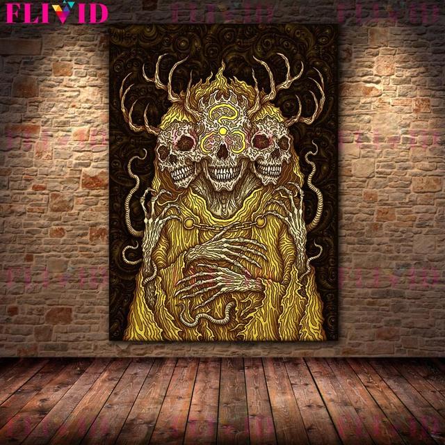 Плакаты и печатные изображения великих колдовских демонов старого поколения интегрируются в народное настенное искусство