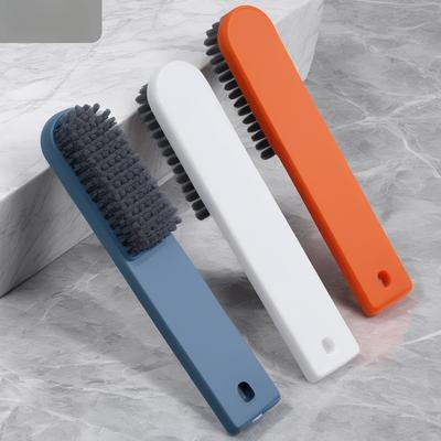 Маленькая бытовая щетка для чистки обуви, которую можно повесить, и она представляет собой портативную щетку для обуви, которая не повредит обувь