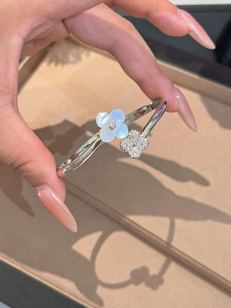 Французское ретро ожерелье с белой ракушкой в виде цветка с четырьмя лепестками с бахромой, браслет с пятью цветками, темперамент лепестков, премиальный набор легкой роскоши