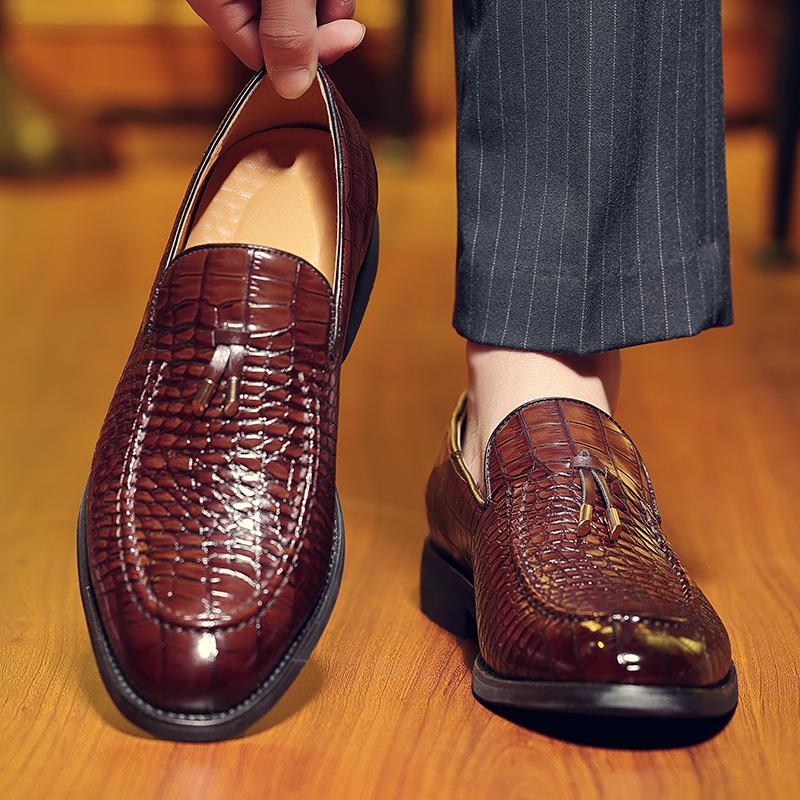 Дизайнерские Новые Лоферы с Кисточками для Джентльменов Мужские Остроносые Слипоны из Лакированной Кожи Формальные Свадебные Выпускные Туфли для Вечеринки