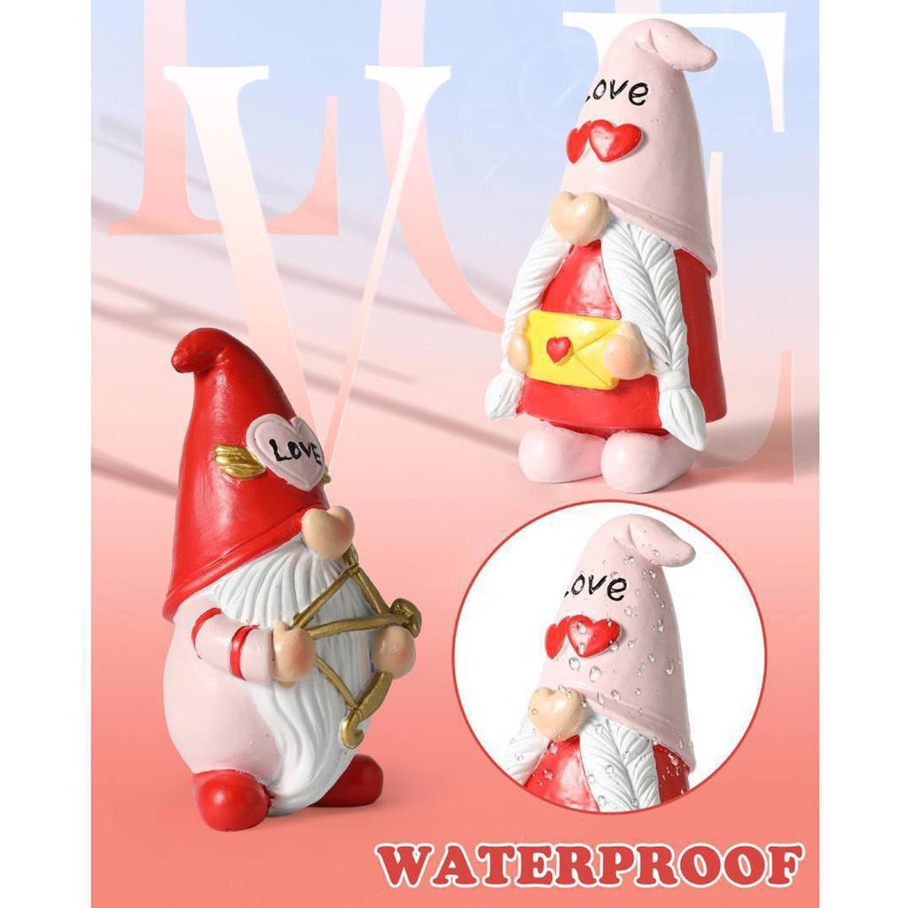 Пара гномов украшает дом статуэткой из смолы ко Дню святого Валентина