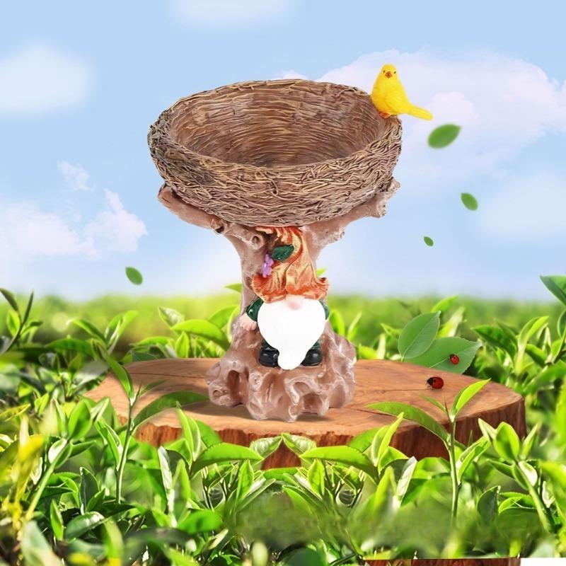 Кормушка для птиц «Маленький эльф» — это высококлассное, нишевое декоративное изделие из смолы в стиле кантри, предмет домашнего искусства и милый дисплей ручной работы.