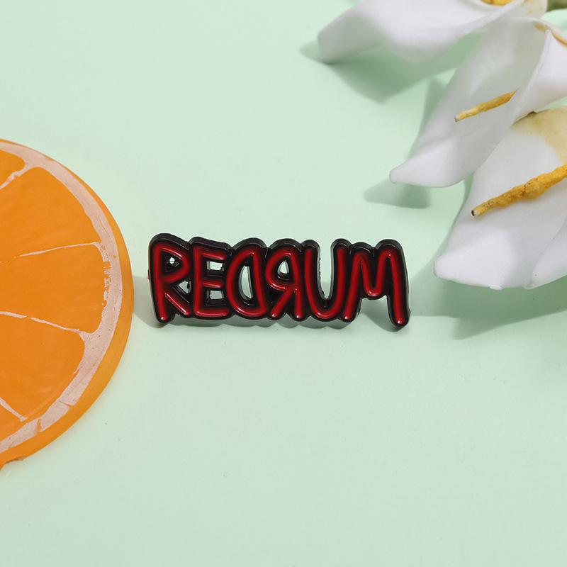 Эмалированный значок REDRUM Пользовательский красный letter Вдохновение от фильмов ужасов Брошь Лацкан Рюкзак Значок Хэллоуин Украшение Подарок для друзей