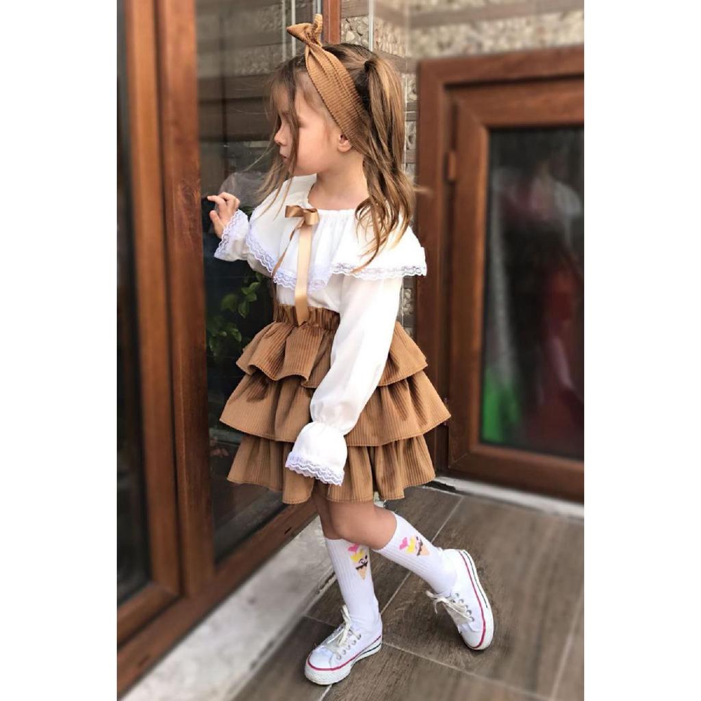 Девушка в юбке с оборками С оборками на кружеве Кружево сверху 2909