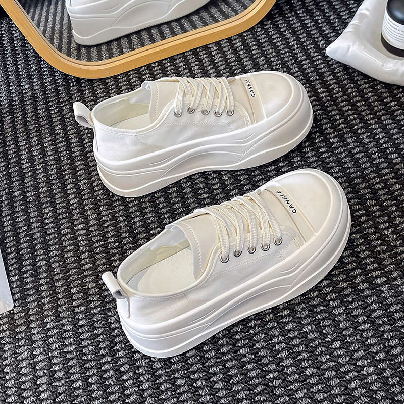 Маленькие белые туфли женские летние тонкие 2025 новые легкие дышащие сетчатые туфли на платформе, маленькие туфли на толстой подошве, увеличивающие рост