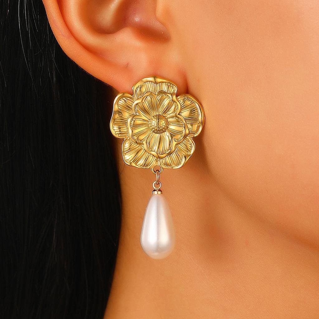 High-end Metal Flower Cold Wind Pearl Pendant Earrings Women's Niche Design Temperament Stud Earrings Wholesale