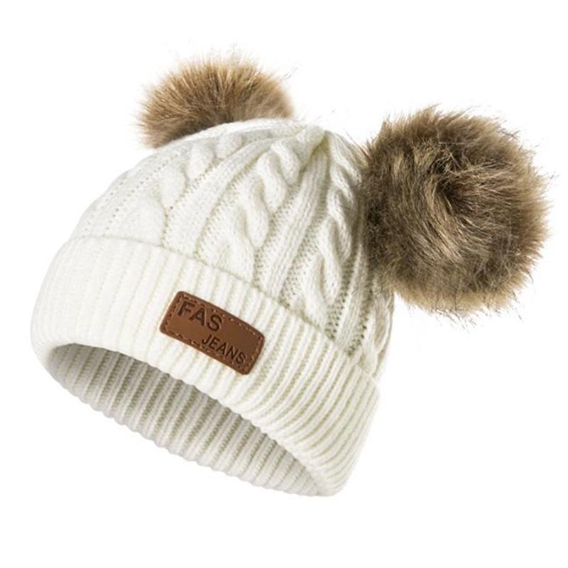 Вязаная детская шапочка с помпонами