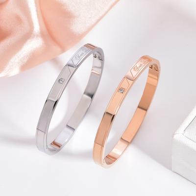 Браслет Женский браслет с бриллиантовой инкрустацией