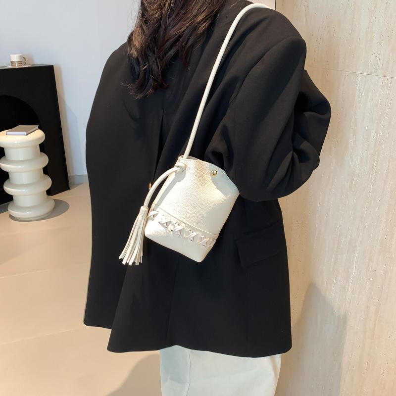 2024 летняя новая повседневная корейская версия одно плечо пригородная маленькая квадратная сумка нишевый дизайн модная сумка-мессенджер для мобильного телефона женская