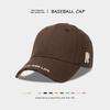 The new simple and versatile baseball cap for men and women couples has a large head circumference, a wide brim, a soft top, and a small peaked cap.