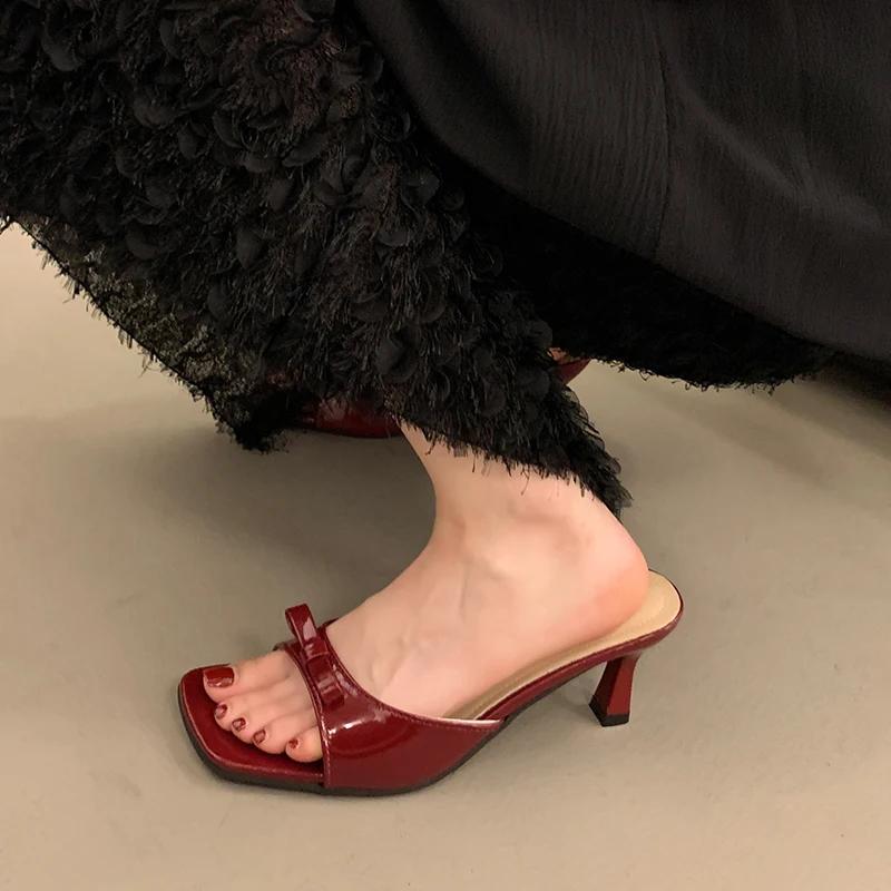 2024 Новые популярные высококачественные летние женские тапочки с квадратным каблуком и открытым носком, женская обувь для банкета и вечеринки, однотонные