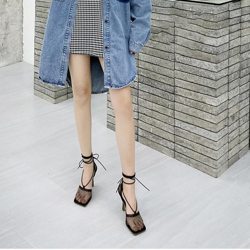 Летние и осенние сексуальные сетчатые туфли-лодочки, женские босоножки с квадратным носком и высоким каблуком, со шнуровкой и перекрестными шнурками, женские полые свадебные туфли, новые