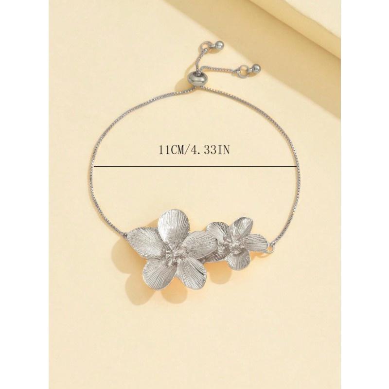 Простой браслет из белых бусин и искусственного жемчуга в виде морской звезды и ракушки, подходит для повседневной носки и отдыха.