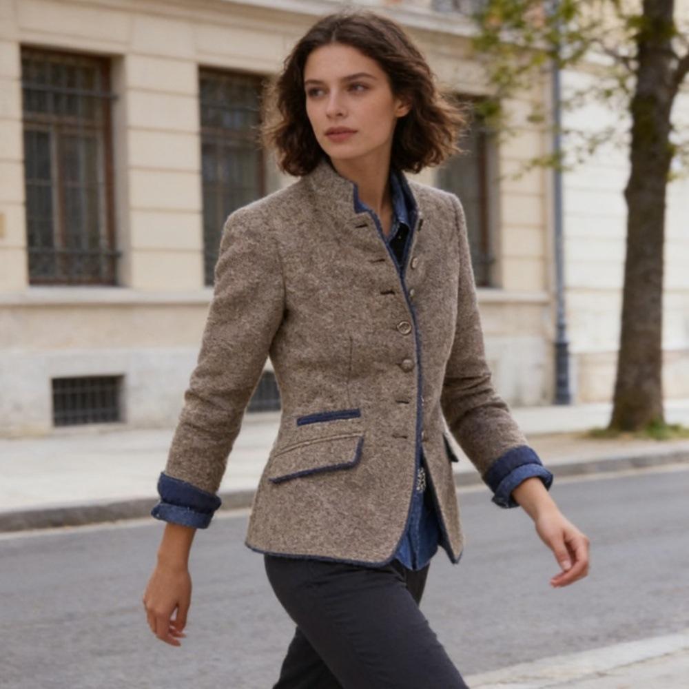 Короткий твидовый блейзер светло-коричневого цвета с темно-синей отделкой, асимметричная застежка на пуговицы спереди