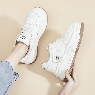 Спортивная женская обувь 2025 Осень Увеличение высоты Толстая подошва Мелкий вырез Кожа и сетка Белая обувь