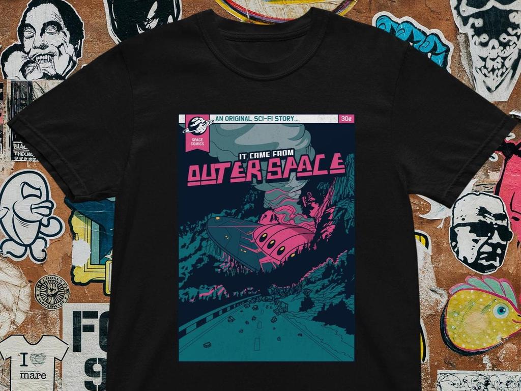 Retro Sci-Fi Comic T-Shirt: Vintage Alien UFO Design