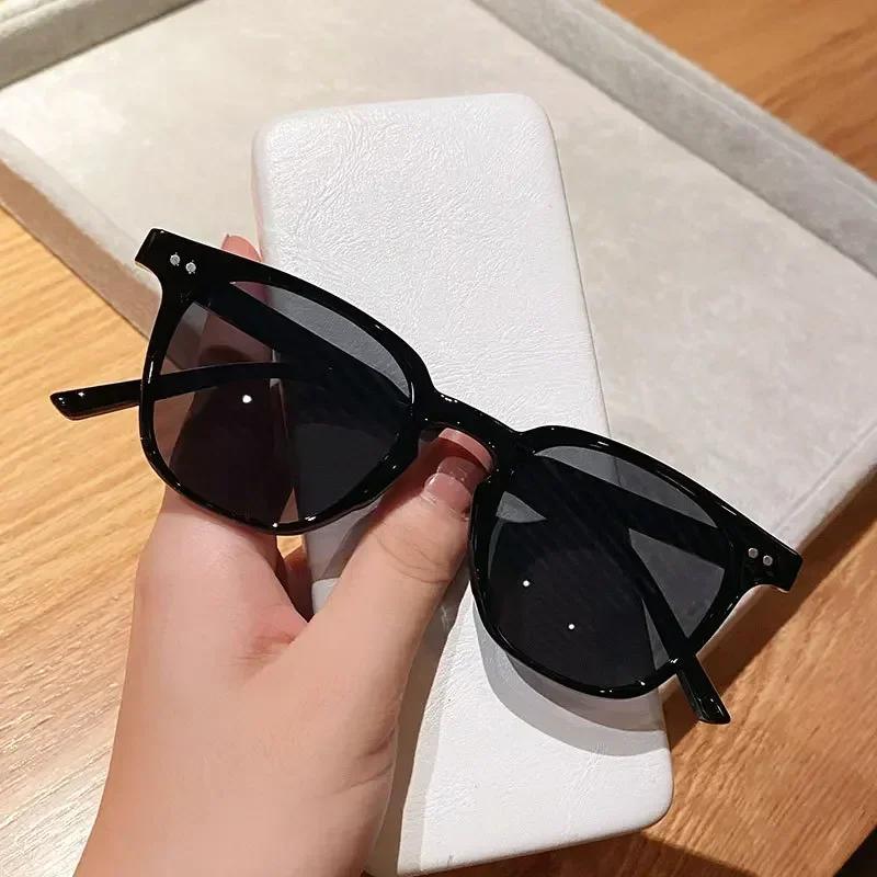 Summer Square Frame Punk Sunglasses Classic Vintage Rivets UV400 Sun Shade Eyeglasses for Women Men Vintage Retro Luxurious Eyewear Gafas De Sol