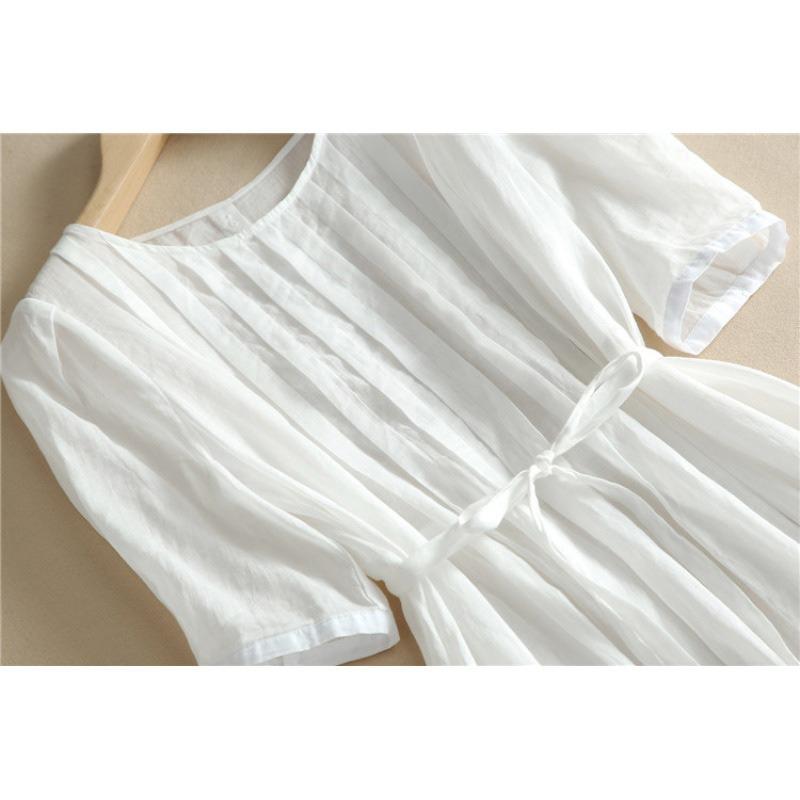 Женщина в белом платье со шнуровкой и приталенной талией