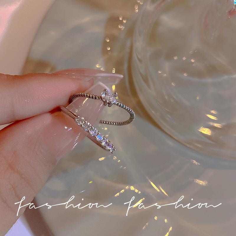 Стильное серебряное кольцо с цирконием для женщин - легкий роскошный открытый дизайн, идеально подходит для указательного пальца