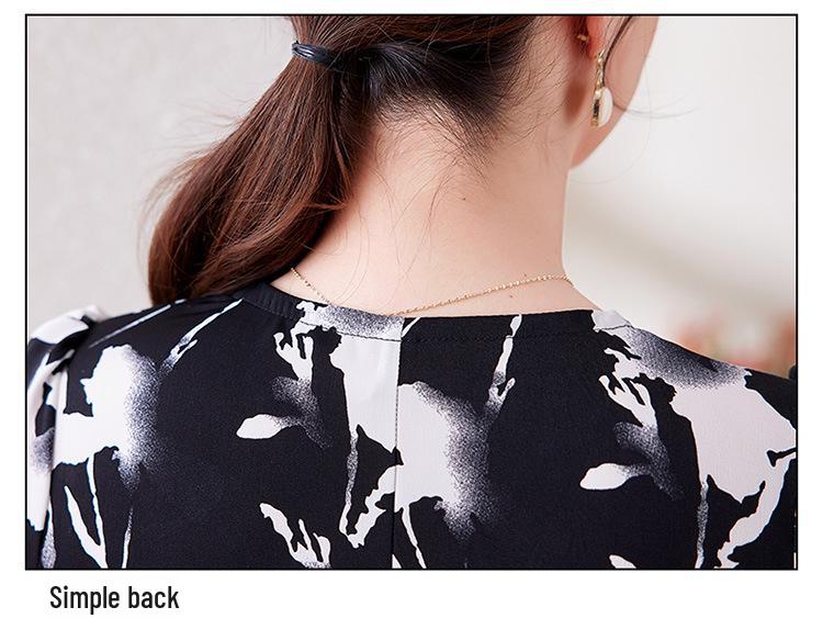 Летнее платье с цветочным принтом больших размеров - короткий рукав, подчеркнутая талия, тонкий фасон