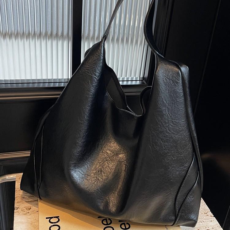 2025 осень и зима новый корейский темпераментный модный большой вместимости мягкая кожа подмышечная плечевая сумка-ведро для通勤 тоут женская