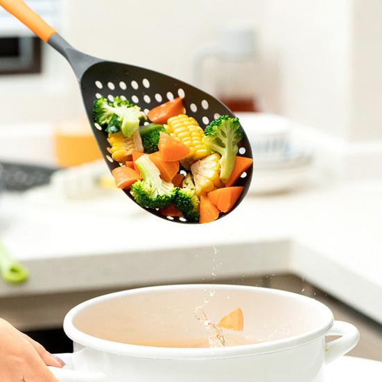 Ложка-дуршлаг, нескользящая, легко подвешивается, устойчива к высоким температурам, теплоизоляция, не допускает ожогов, быстро сливается, пластиковый мелкоячеистый ковш с прорезями