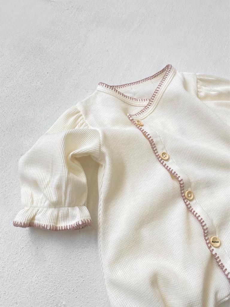 2026 Детский ромпер с вафельной текстурой и рукавами-фонариками - Весенний наряд для девочки с однобортным дизайном и подгузником