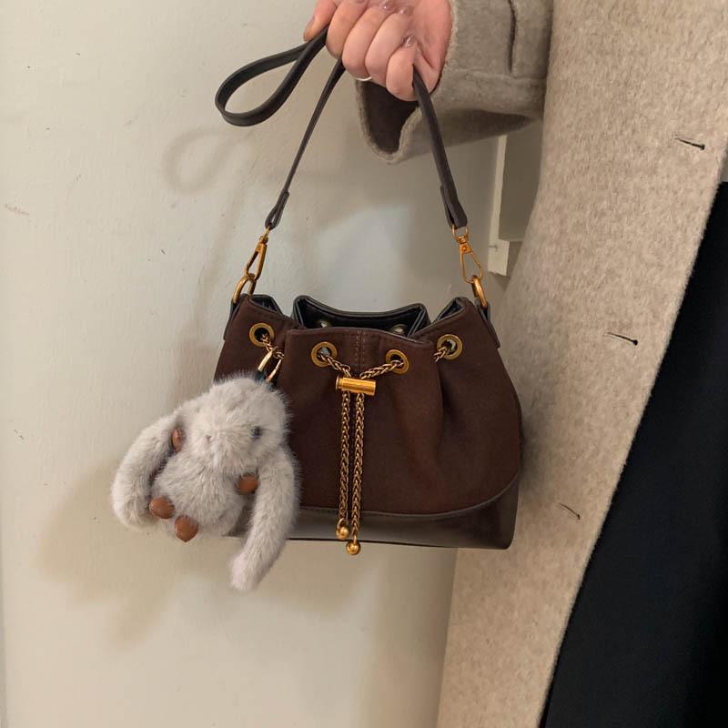 Матовая ретро маленькая сумка женская осень-зима 2025 новая трендовая сумка-мессенджер в этом году популярная плечевая сумка-подмышка сумка-ведро