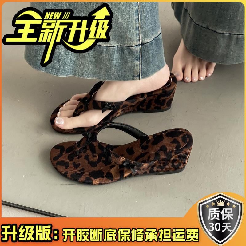 Маленький человек увеличивает высоту склона каблук зажимает ногу шлепанцы туфли женская обувь новые летние однотонные босоножки сандалии с носками
