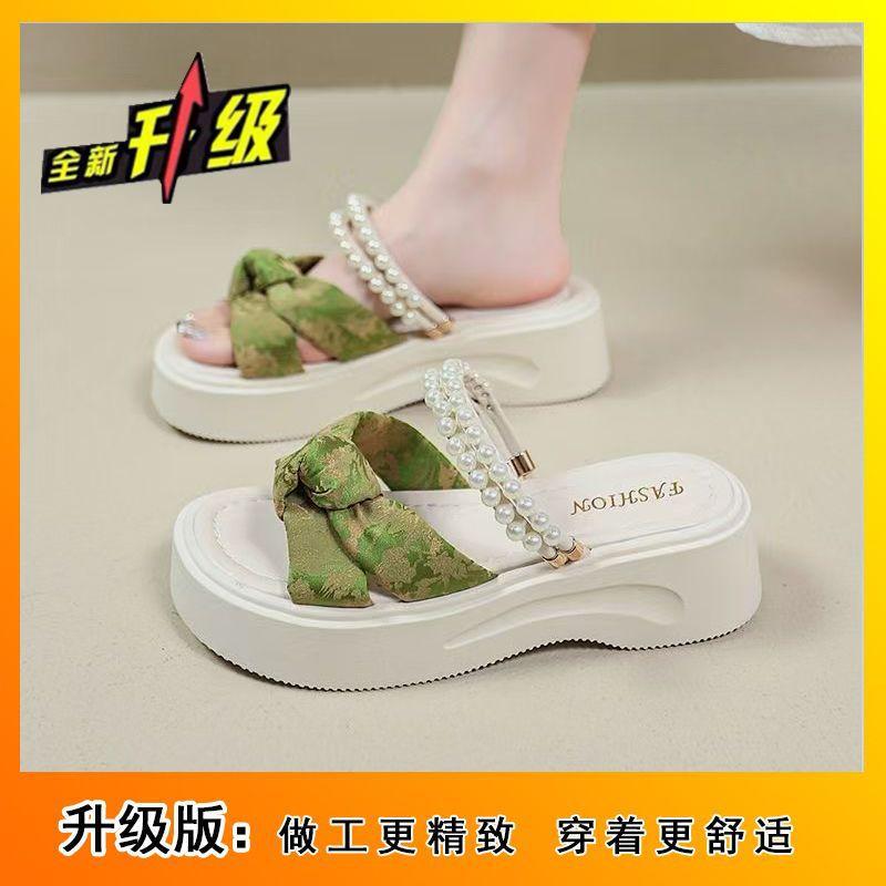 French popular versatile flat-bottomed beach shoes fairy style thick-soled cool slippers female summer fashion skirt 2025 new