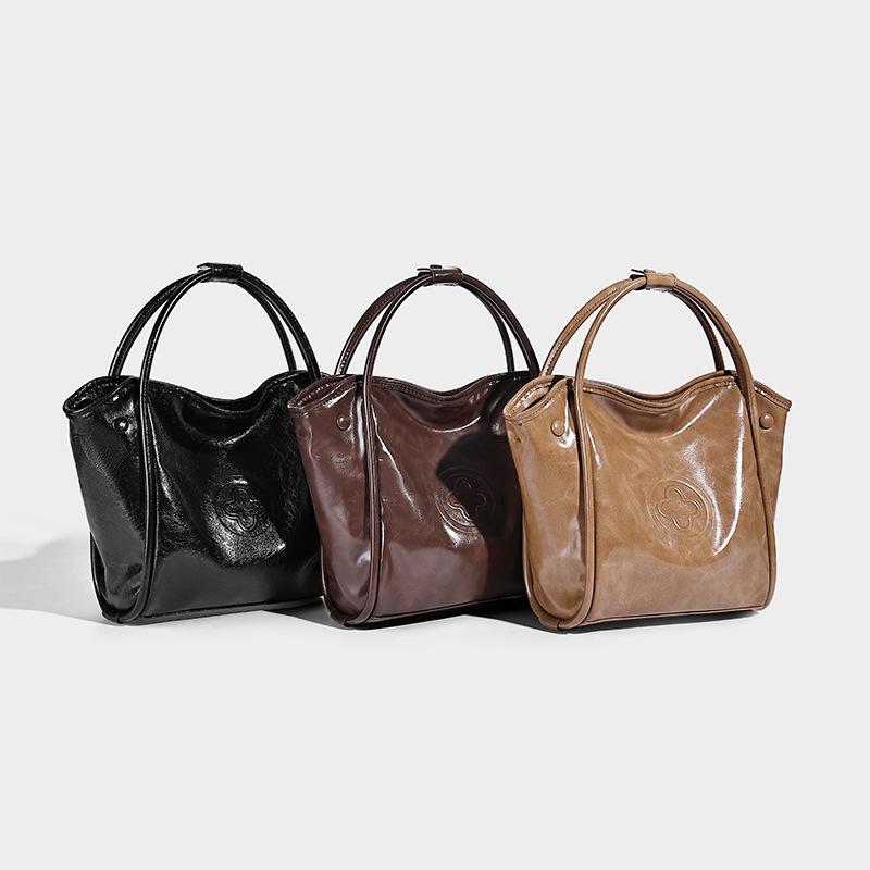 Unique design, high-end feel, single-shoulder underarm bag, large capacity, simple commuter tote bag, vintage texture handbag for women