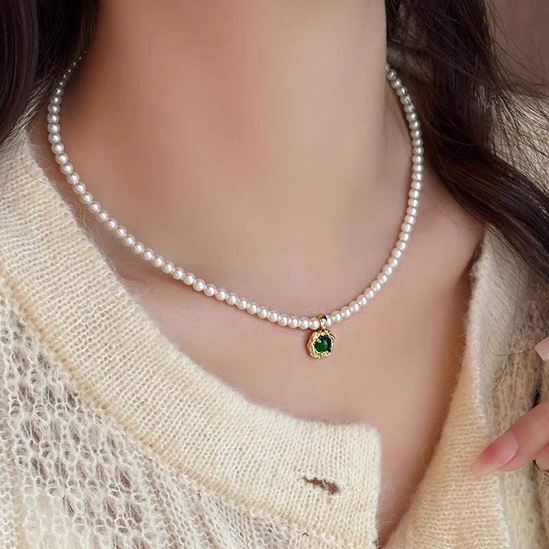 High-End Emerald Glass Pearl Choker Necklace for Women - Light Luxury & Elegant Clavicle Chain