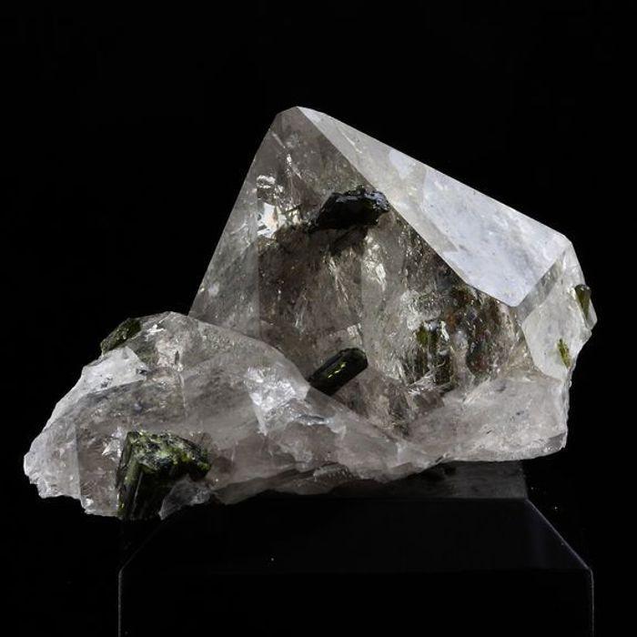 Pierres et Minéraux. Quartz fumé + Epidote. 105.0 ct. Massif des Grandes Rousses, Isère, France.