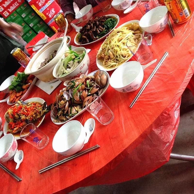 Прозрачная красно-белая одноразовая скатерть - плотная, пластиковая, круглая или прямоугольная