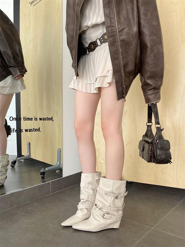 Белые кожаные ботильоны в французском стиле: Модные остроносые, с широким голенищем, зауживающая пряжка-ремень, танкетка с заклепками, ботильоны до середины икры